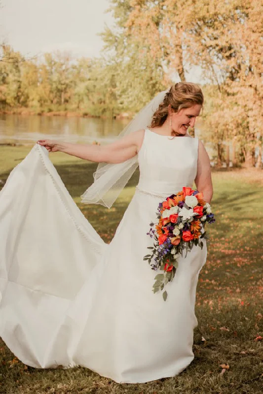 Simple Bateau Satin Sleeveless Wedding Dresses with Beading Ruffled Wedding Dress